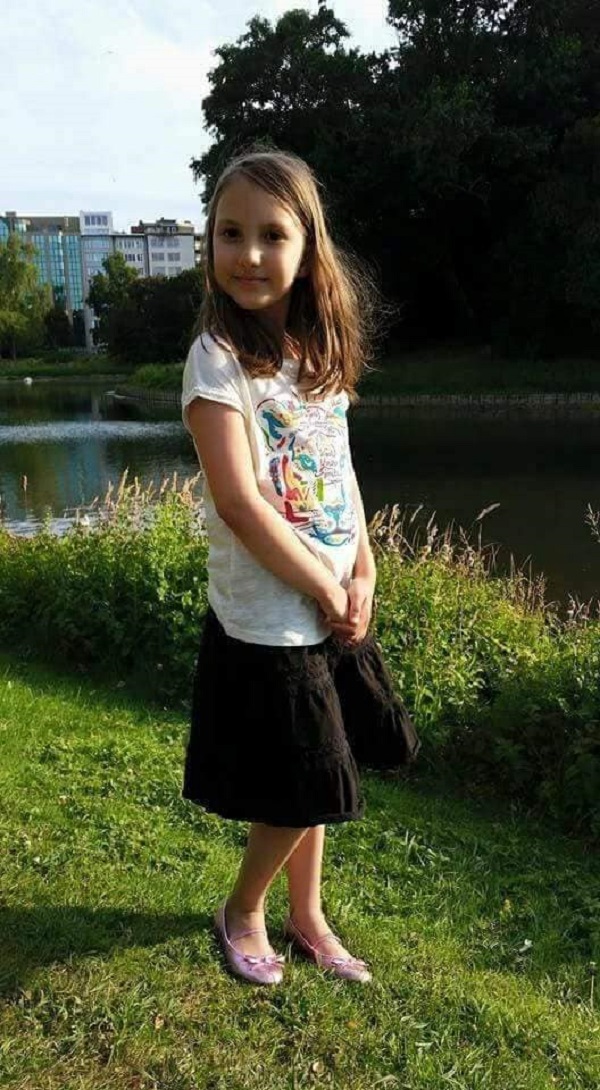 fiica lui mihai onila se afla pe o pajiste