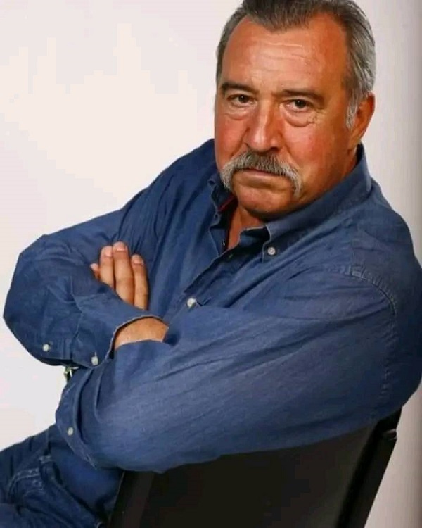 actorul costel constantin intr-o sedinta foto