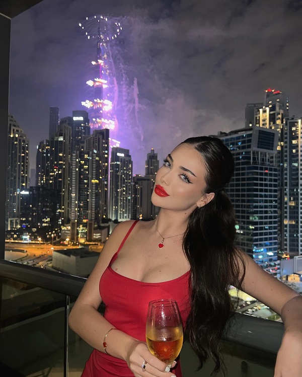 andreea bostanica cu un pahar in mana pe terasa unui hotel