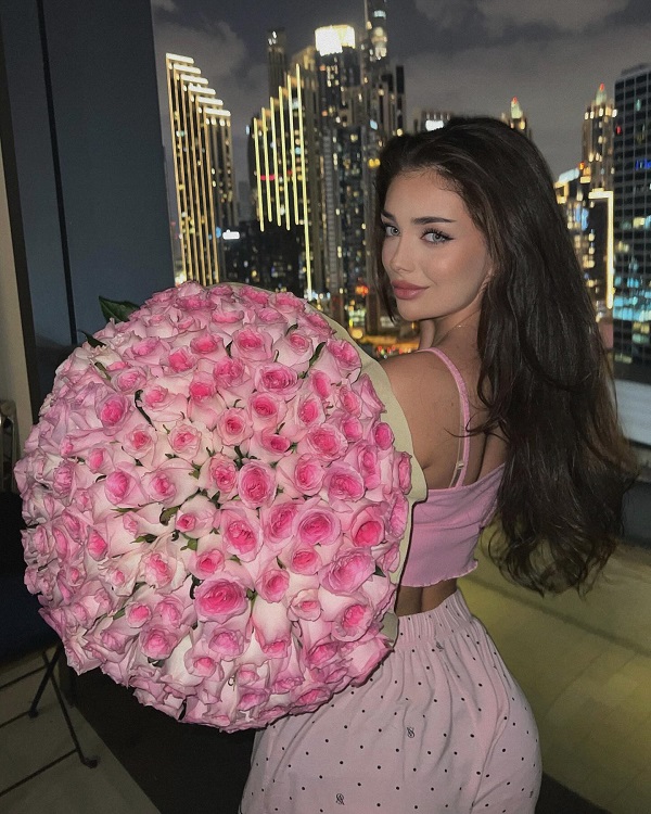 andreea bostanica are in mana un buchet imens de flori