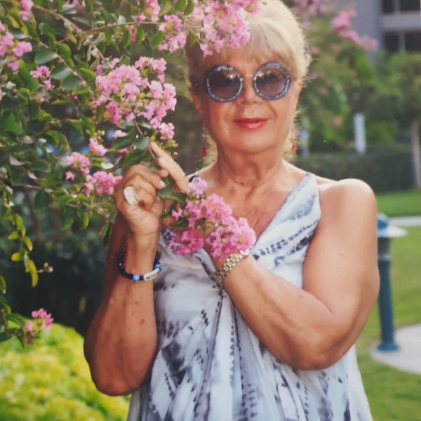 sotia regretatului actor costel constantin in gradina
