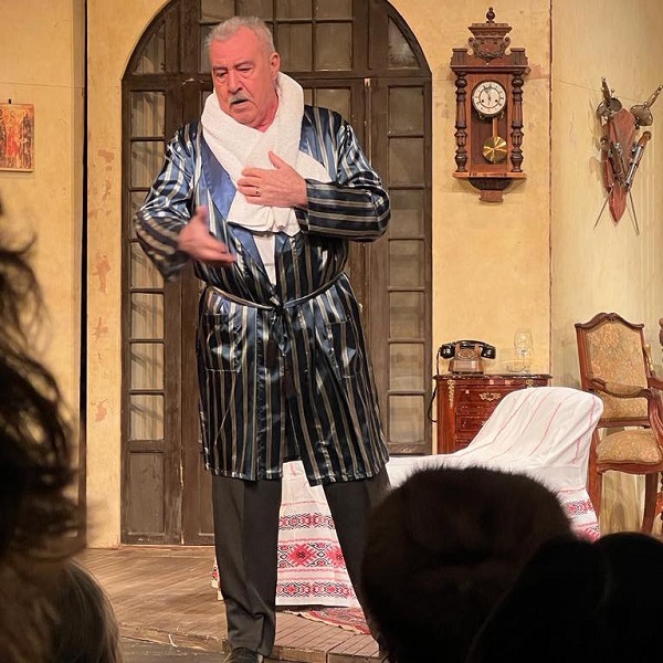 actorul costel constantin pe scena teatrului