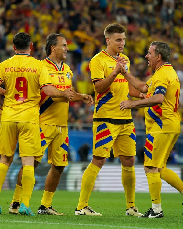 gheorge hagi si alti fotbalisti sunt alaturi de fiul lui didi prodan pe teren