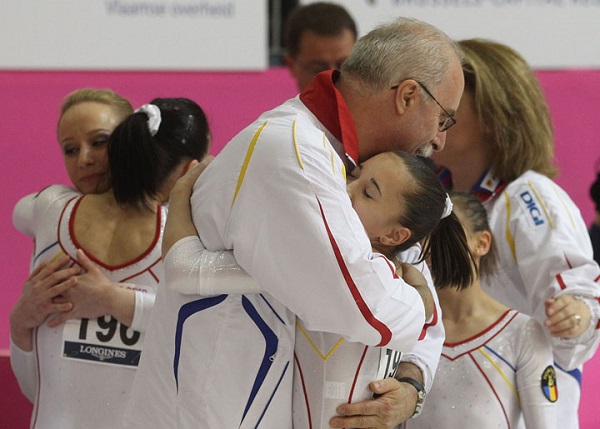 antrenor octavian bellu inconjurat de gimnaste