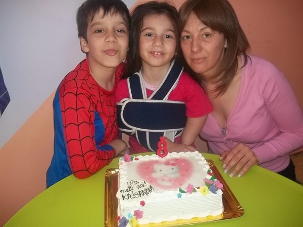 dana rotariu serbeaza ziua de nastere a fiicei ei cu copiii