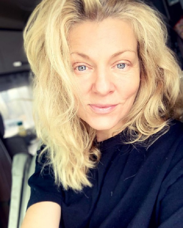 artista dana nalbaru cu parul blond si infoiat priveste in obiectiv
