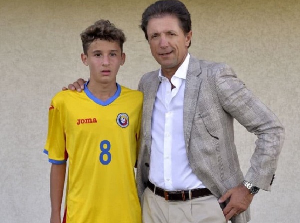 gica popescu alaturi de fiul lui fotbalist imbracat in costumul nationalei