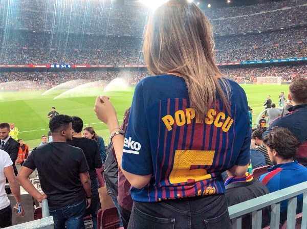 fiica lui gica popescu pe stadion imbracata intr-un tricou cu numarul 7 al tatalui sau