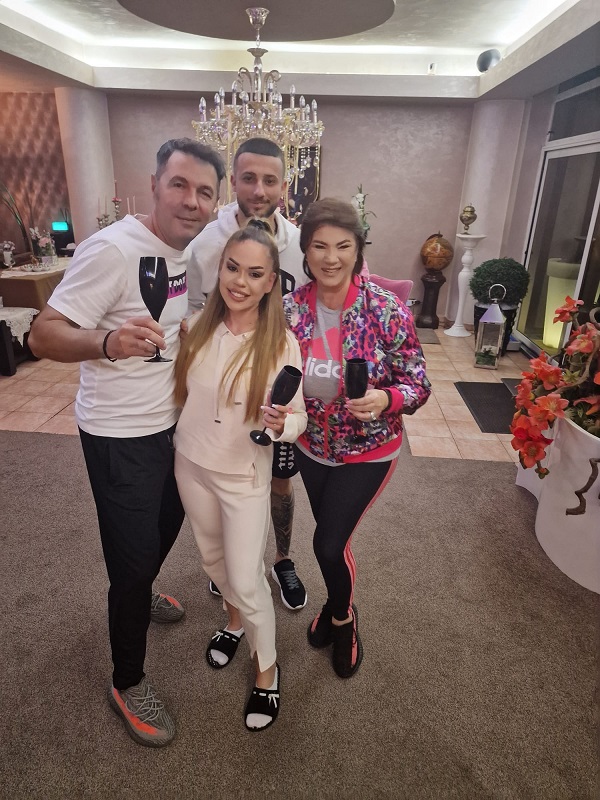 mihaela borcea cu viitorul sot si fiica vitrega
