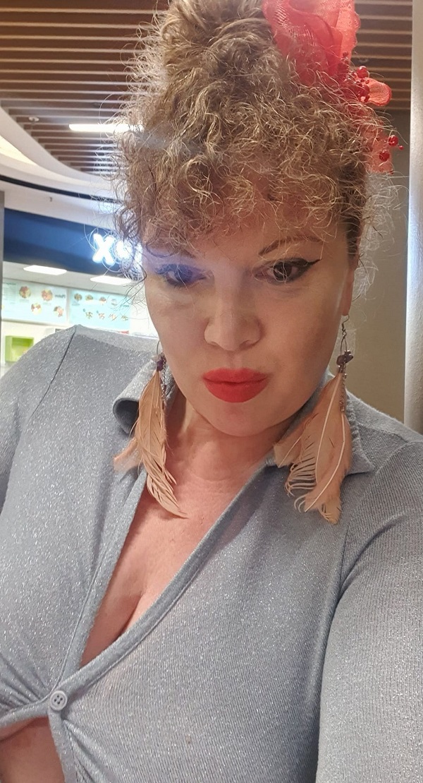 oana lis cu parul prins machiata face un selfie