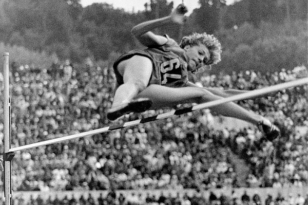 iolanda balas la o competitie sarituri in timp ce sare peste obstacol