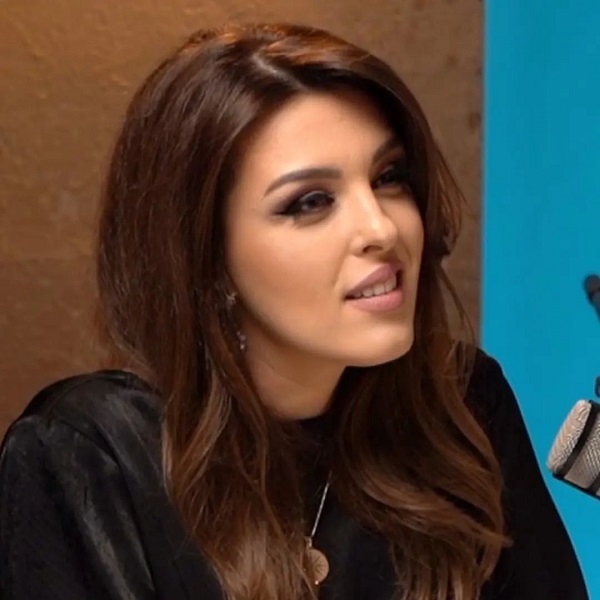diana bisinicu imbracata in negru da interviu la microfon