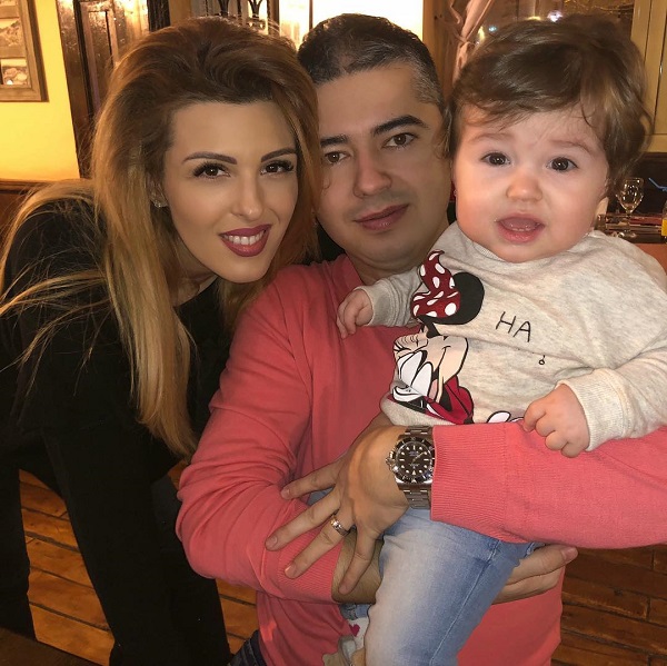 diana bisinicu alaturi de sotul ei care tine fetita lor mica in brate