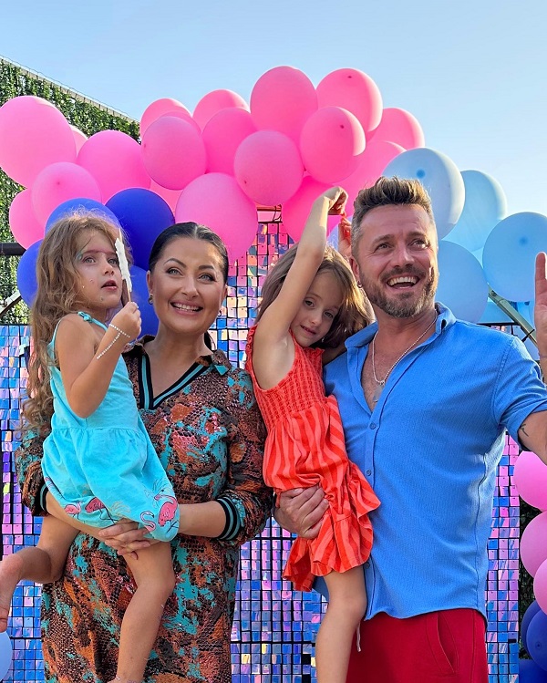 gabriela cristea tavi clonda si fiicele lor la un festival cu baloane colorate