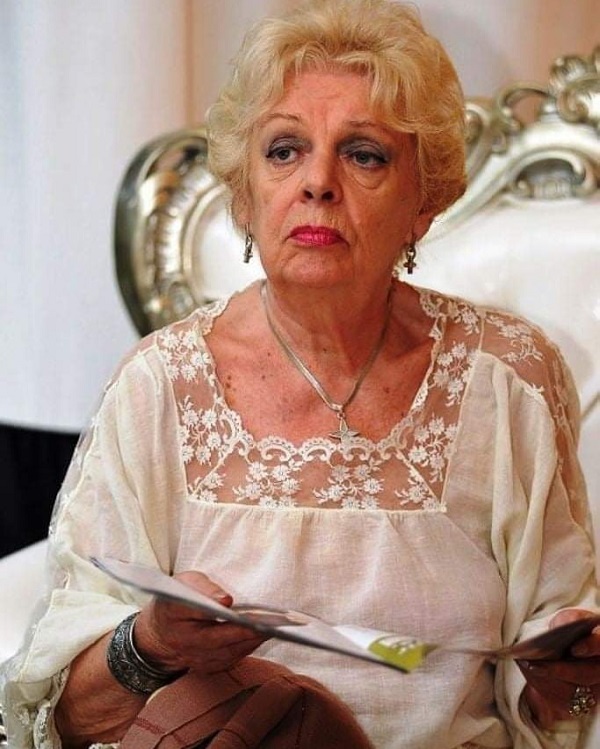 marea actrita ileana stana ionescu avand o carte in mana privind inainte