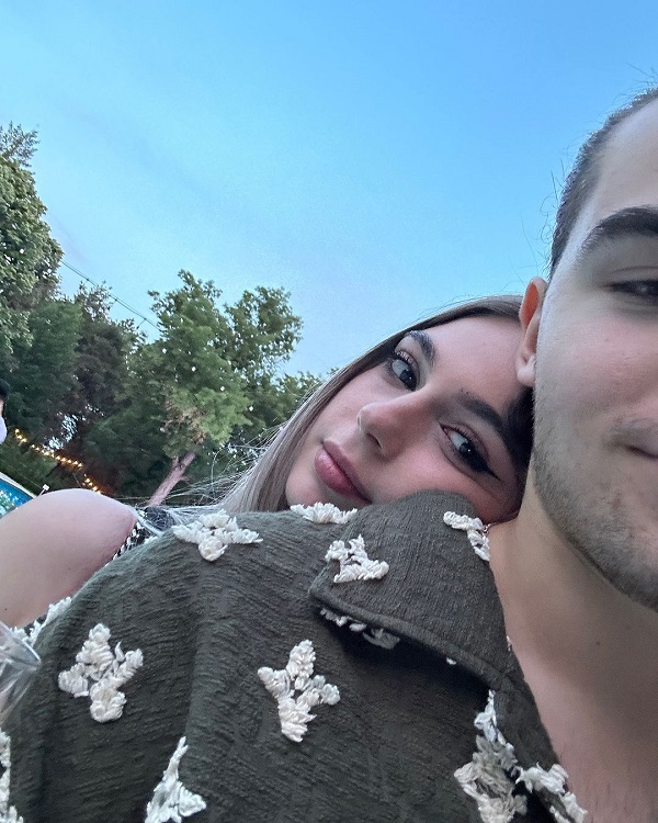 iubita lui radu stefan banica se sprijina pe spatele lui intr-un selfie