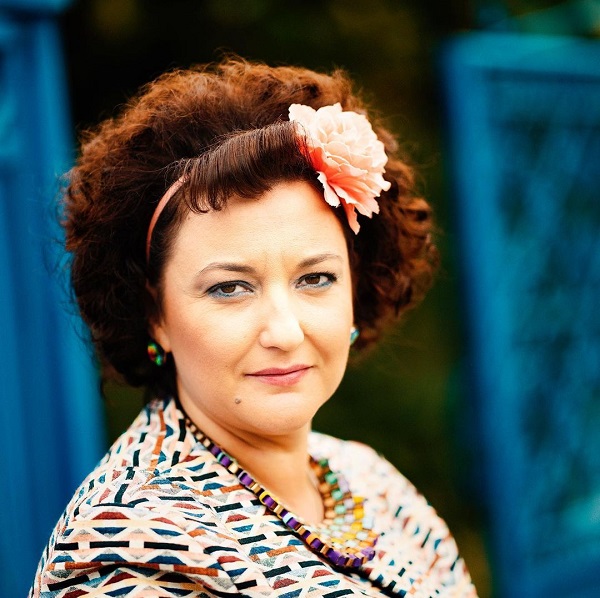 actrita ecaterina ladin in rolul dalidei in serialul las fierbinti coafata si machiata