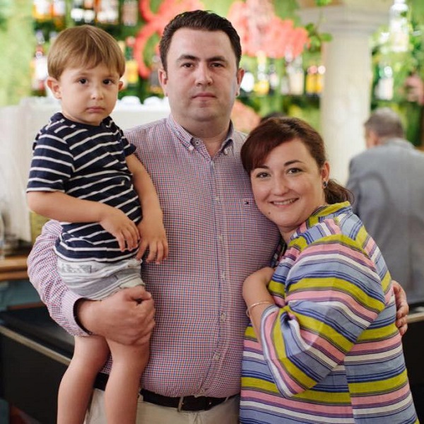 ecaterina ladin alaturi de sotul ei care tine in brate primul baiat