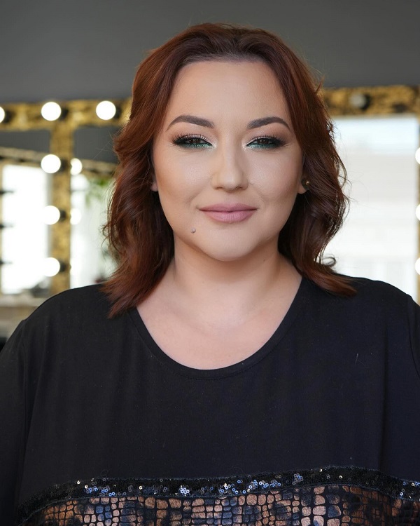 actrita ecaterina ladin in tricou negru proaspat coafata si machiata