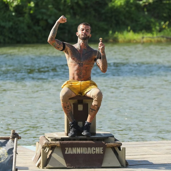 zanni castigator emisiune survivor sta pe un tron pe insula pustie cu oceanul in spate