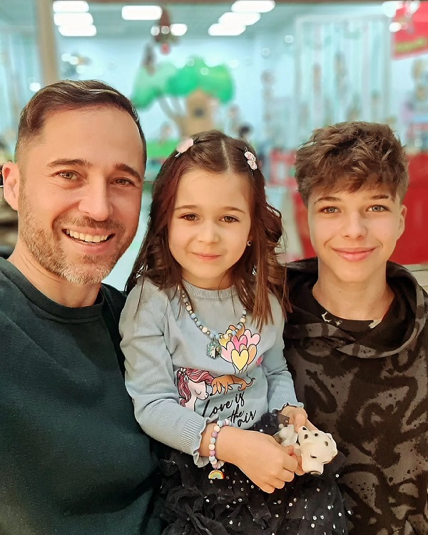 dinu maxer isi tine in brate fiica maysa si fiul andreas