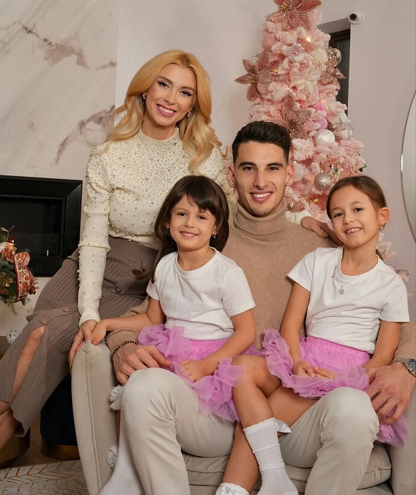 andreea balan victor cornea si cele doua fetite ale artistei poza de familie in spate un brad impodobit roz