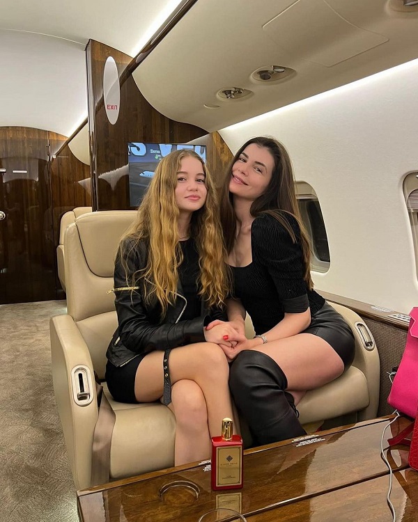 monica gabor si fiica ei irina pe fotoliu de piele imbracate amandoua in negru si imbratisate