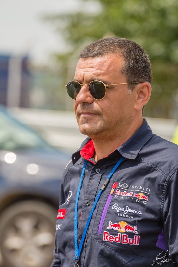mihai margineanu imbracat in pilot cu ochelari la ochi