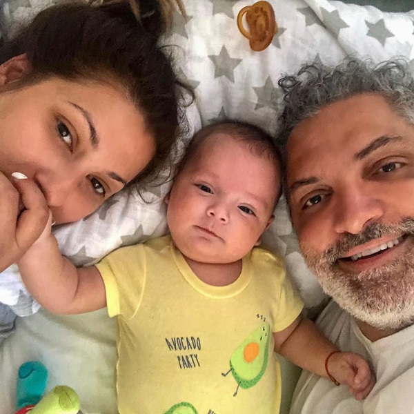 damian draghici alaturi de sotia sa si de fiul sau in pat fac un selfie impreuna sotia ii pupa mana copilului
