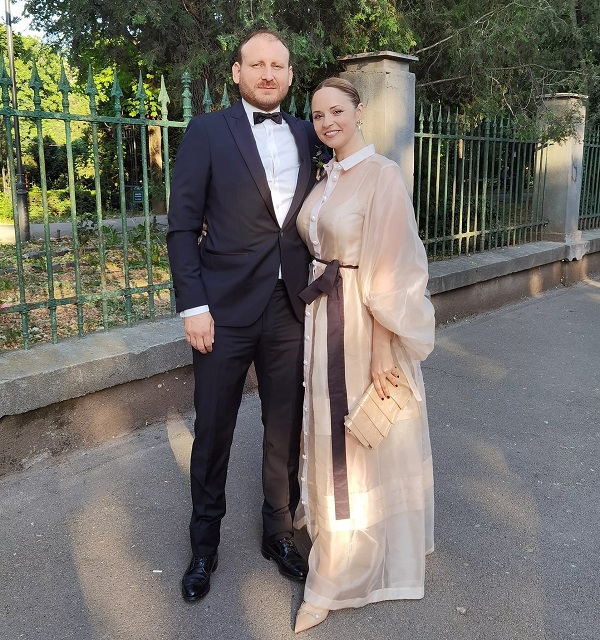 andreea marin imbracata in rochie de gala crem alaturi de iubitul ei imbracat la costum negru pe strada