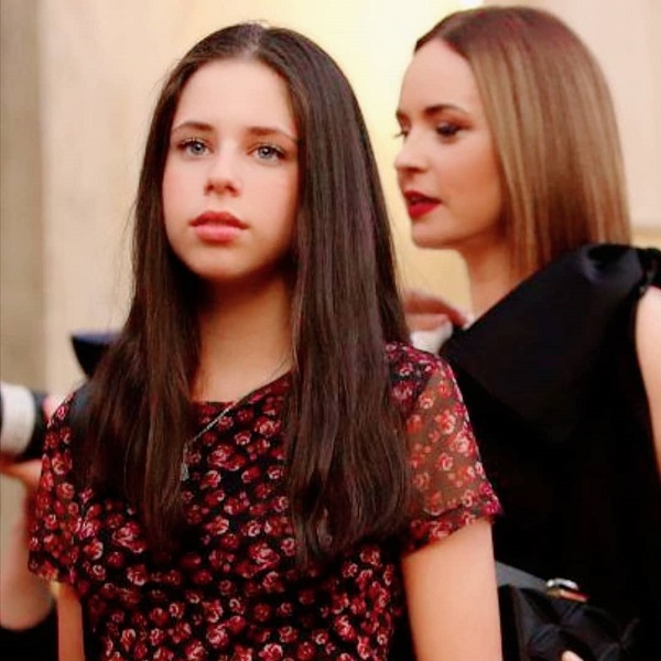 andreea marin in fundal si fiica sa violeta cu ochi albastri in prim plan
