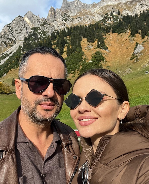 cristina șișcanu și soțul ei ambii cu ochelari de soare cu muntele pe fundal fac un selfie