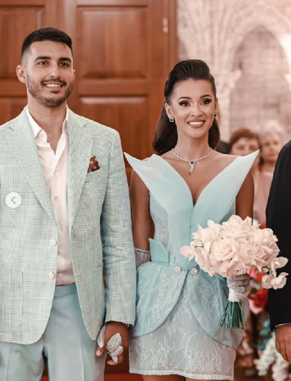 ana maria de la kanal d alaturi de iubitul ei in ziua cununiei amandoi imbracati in albastru cu un buchet de flori albe in mana