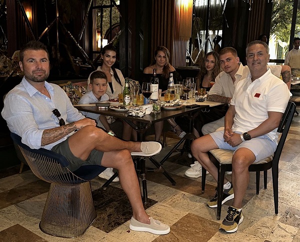 adrian mutu sta la masa cu familie copii prieteni