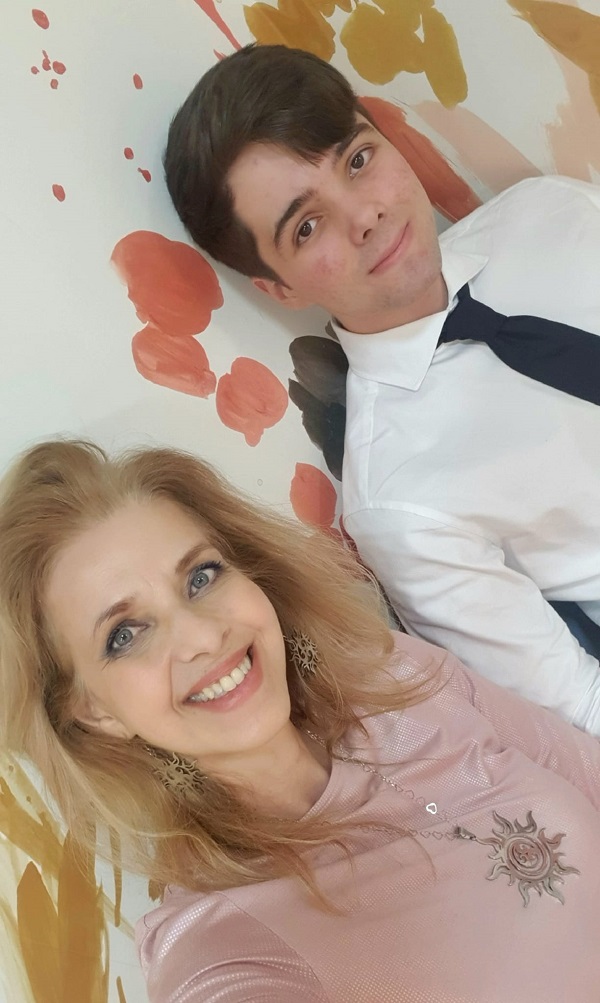 bianca brad imbracata in roz alaturi de baiatul ei in camasa alba selfie