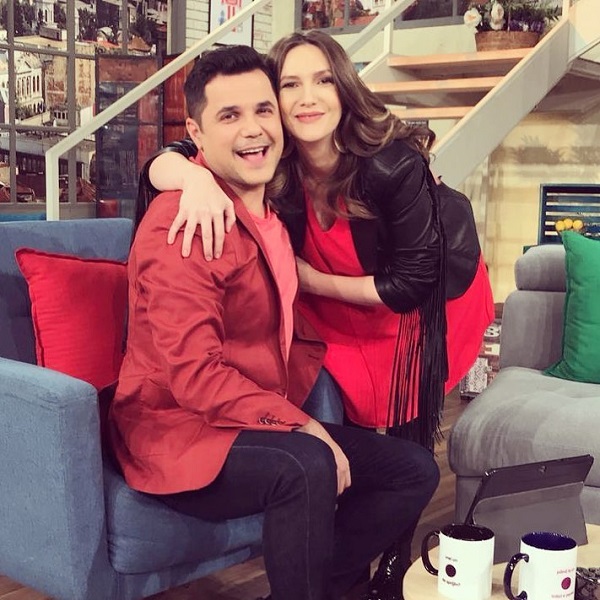adela popescu si radu valcan pe platouri de filmare emisiune vorbeste lumea imbratisati si fericiti