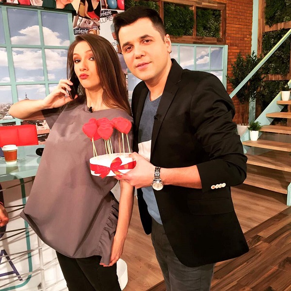 adela popescu vorbeste la telefon tine un tort in mana cove face selfie