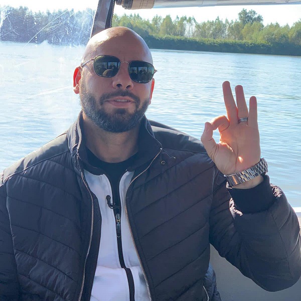 giani kirita inconjurat de apa cu ochelari de soare la ochi face semnul ok din degete