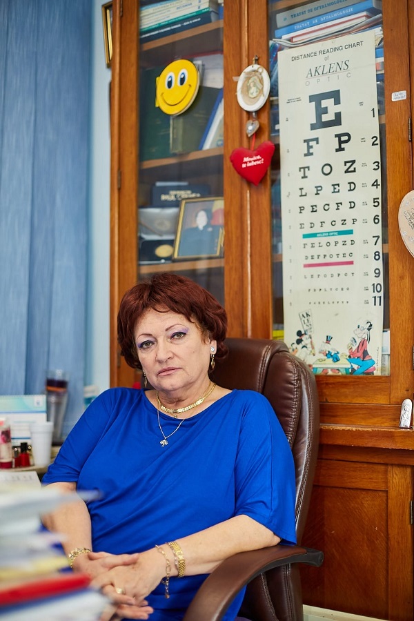 medicul monica pop sta pe scaun in cabinetul de oftalmologie