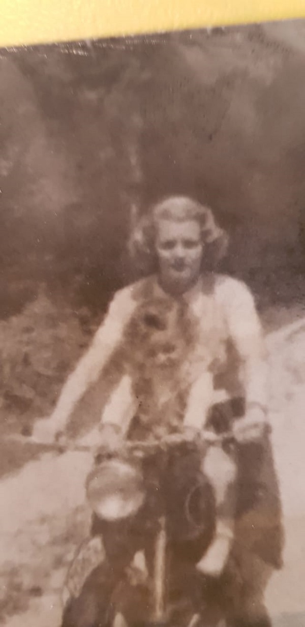 poza veche cu monica pop pe bicicleta cu mama sa