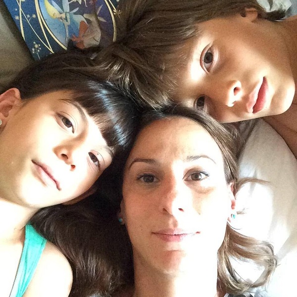 sotia si copiii lui adrian despot fac un selfie stand pe spate