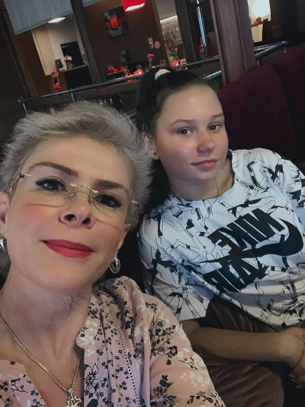 teo trandafir face un selfie alaturi de fiica sa maia cu parul strans la un local