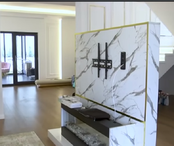spatiu din livingul oanei radu cu suport tv 