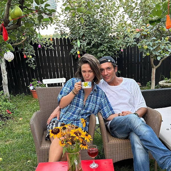 adela popescu si sotul ei stau afara pe fotoliu si beau cafea