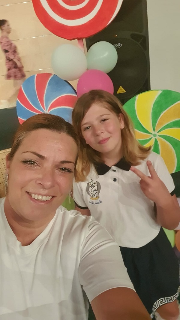 dana coteanu cu fiica ei cea mica la serbarea de final de an