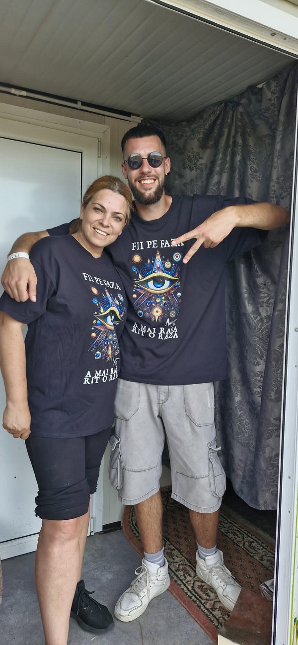 dana marijuana alaturi de iubitul ei amandoi imbracati in tricouri personalizate facute de ea