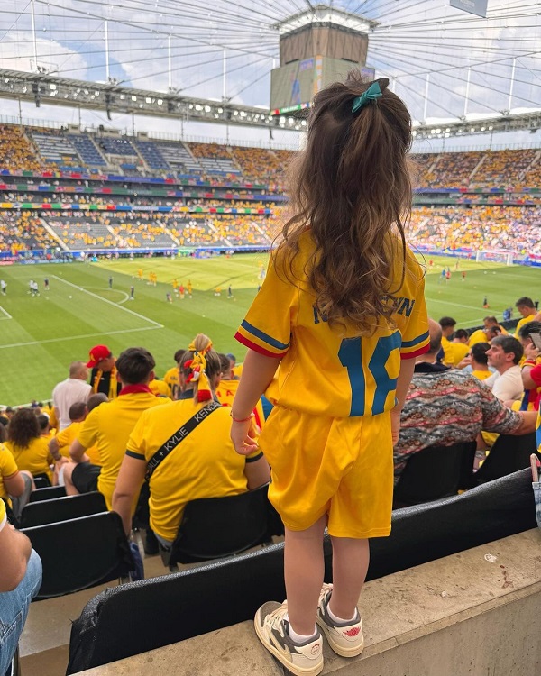 fiica lui razvan marin imbracata in galben pe stadion se uita la meci