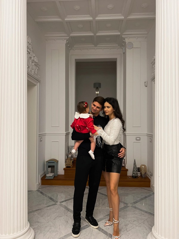 familia lui razvan marin jucatorul isi tine in brate fiica iar langa este sotia lui