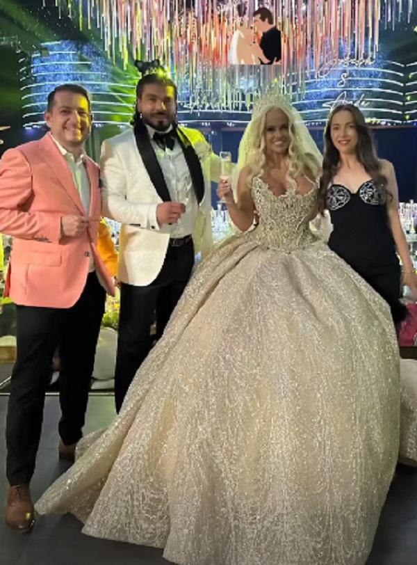 anda adam in rochie de mireasa alaturi de sotul ei si invitati