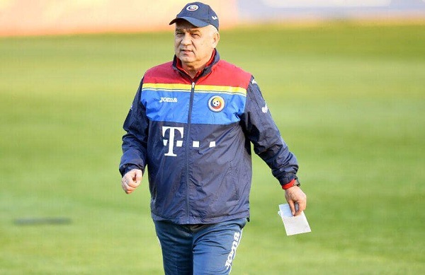 anghel iordanescu in trening cu echipa nationala pe teren